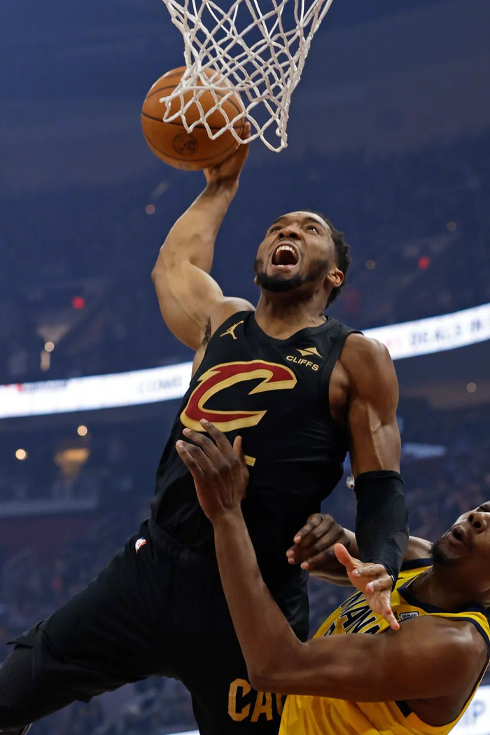 关于德国男篮鏖战步行者，萨姆·米切尔统治全场的信息