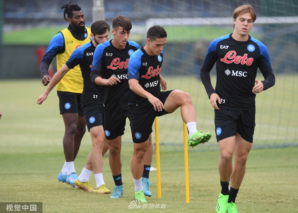 那不勒斯队员合影留念，备战下轮比赛的简单介绍