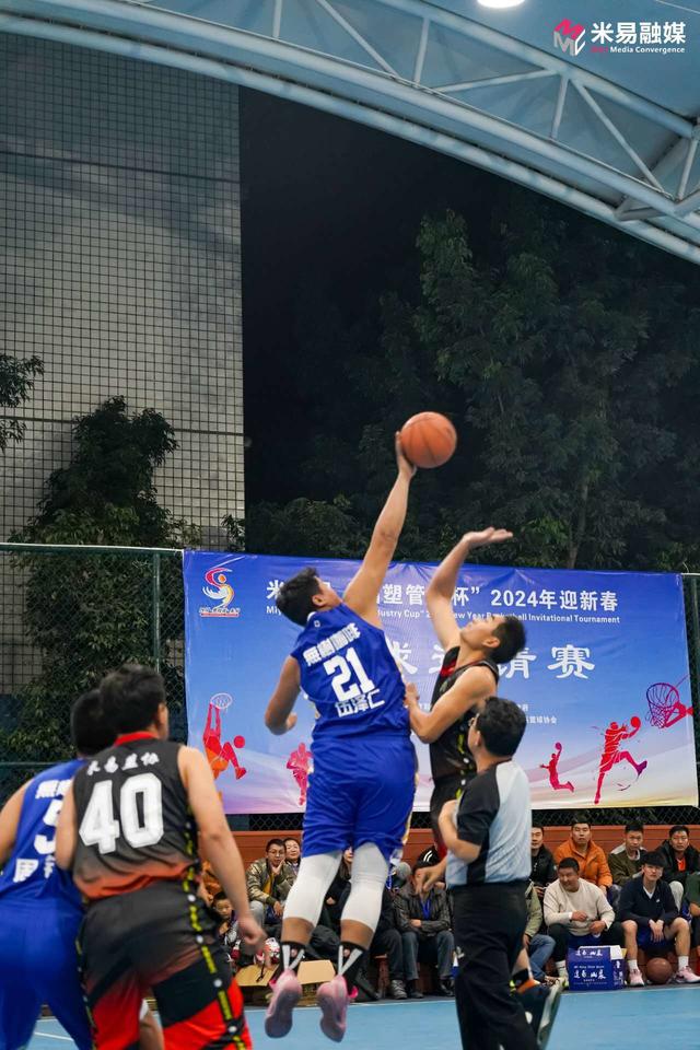 篮球赛事现场气氛火爆持续升温 篮球赛事现场气氛火爆持续升温