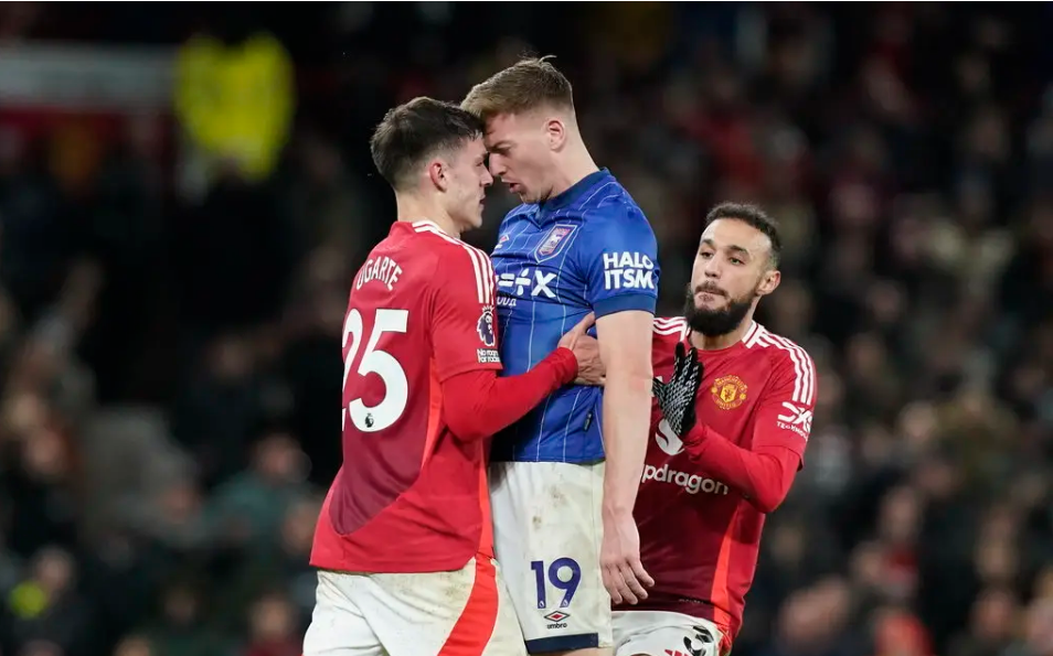 开云体育登录-曼联惊险击败阿斯顿维拉，扭转颓势