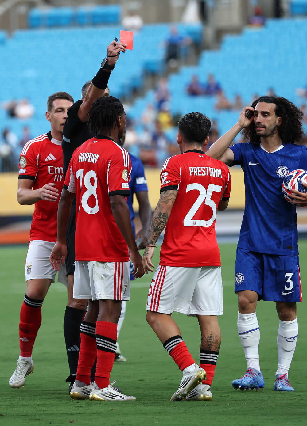 切尔西表现神勇,全队士气高涨 切尔西表现神勇,全队士气高涨