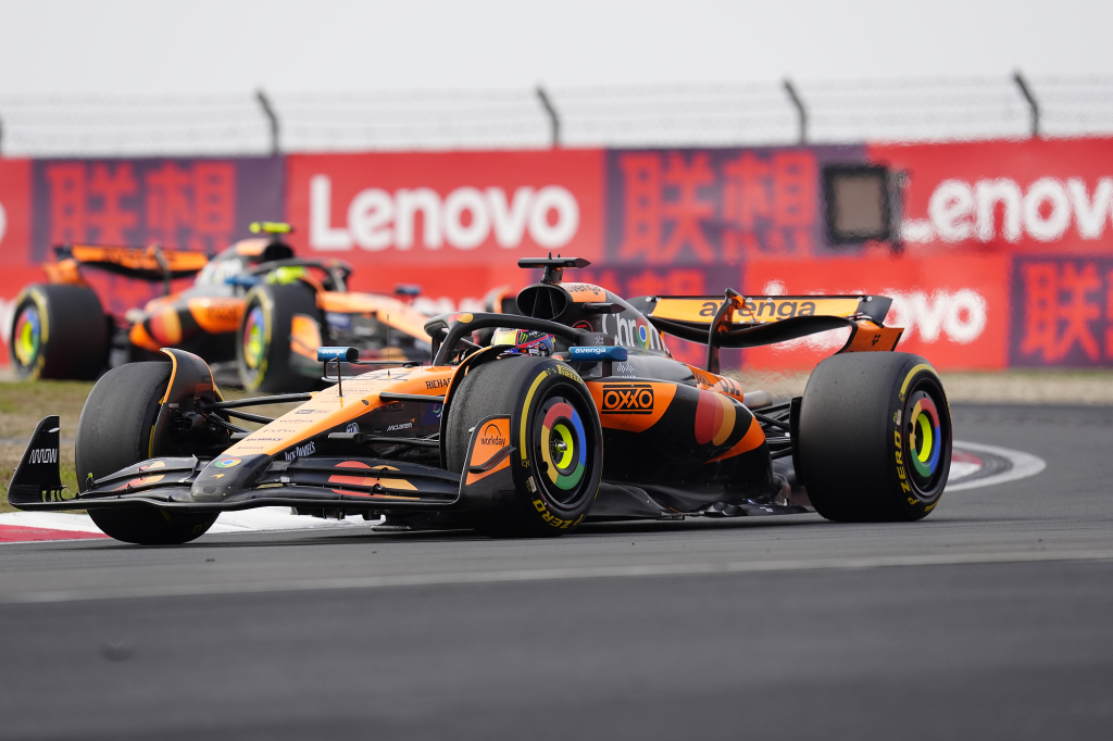 开云官网-梅赛德斯绝杀雷诺车队，皮亚斯特里点燃赛场的简单介绍