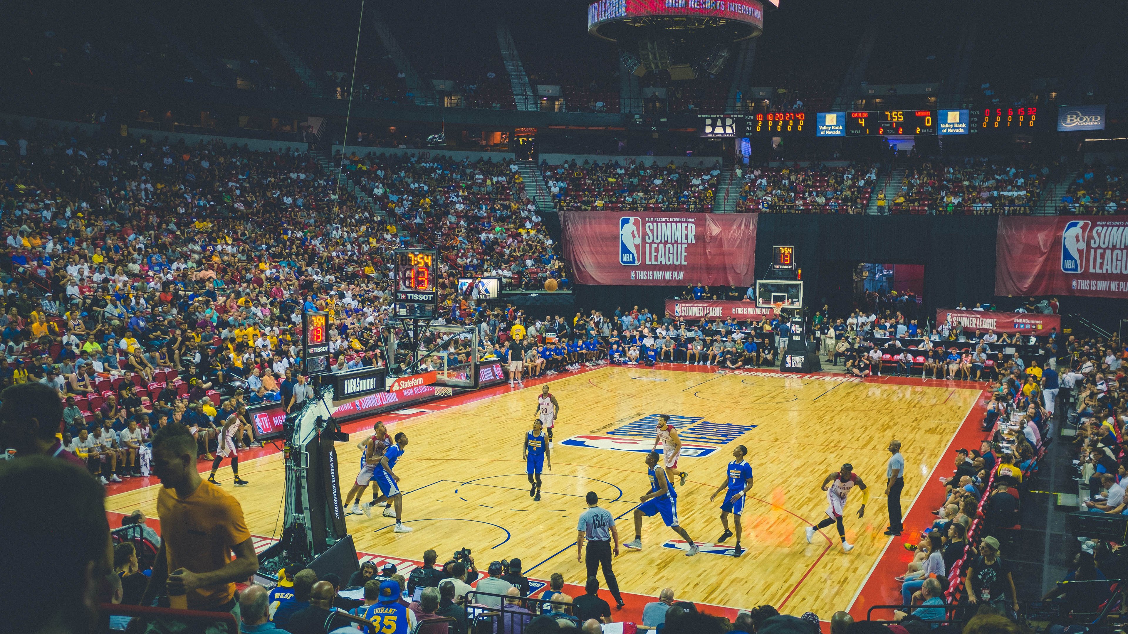 绿茵场与硬木地板的交响，当德甲争冠夜遇见塔图姆的全程高能